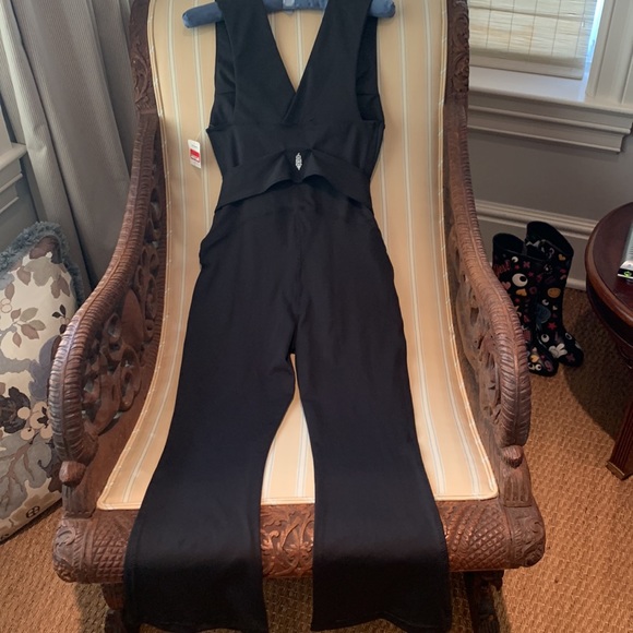 FREE PEOPLE MOVEMENT AFTER HOURS PLUNGE NECK JUMPSUIT IN BLACK SIZE MEDIUM - Picture 13 of 16